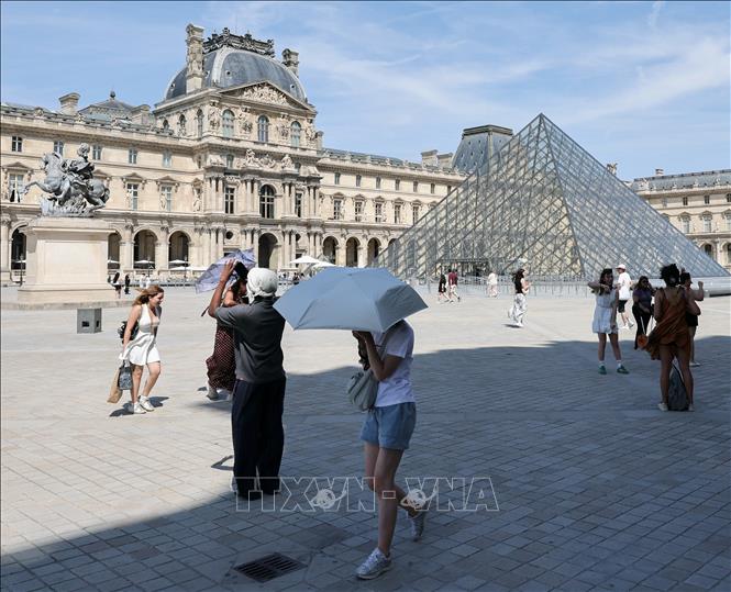Trời nắng nóng gay gắt tại Paris, Pháp. Ảnh: THX/TTXVN phát