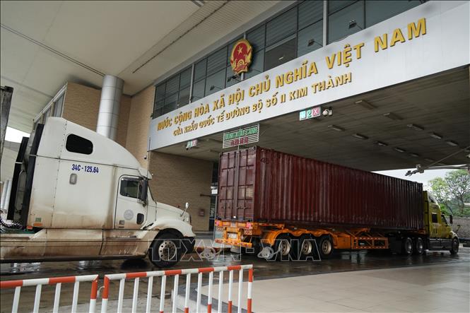 Xe hàng thông quan qua cửa khẩu đường bộ Quốc tế Kim Thành - Lào Cai. Ảnh: Hồng Ninh - TTXVN
