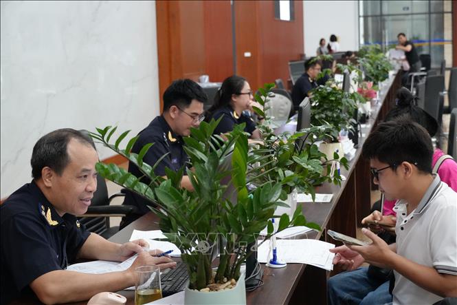 Đại diện các doanh nghiệp làm thủ tục hải quan để thông quan hàng hóa. Ảnh: Hồng Ninh - TTXVN