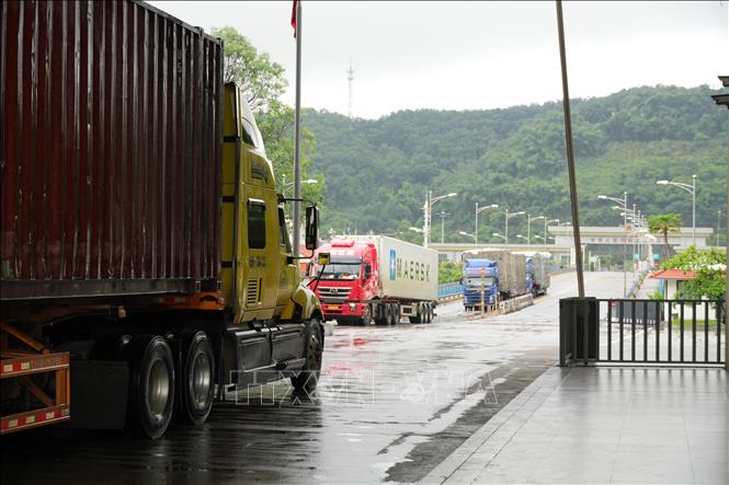 Xe hàng thông quan qua cửa khẩu đường bộ Quốc tế số II Kim Thành- Lào Cai. Ảnh Hồng Ninh - TTXVN