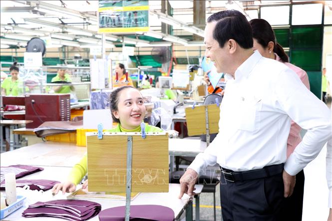 Phó Bí thư Tỉnh ủy Vĩnh Long Lâm Minh Đằng thăm hỏi, động viên công nhân Công ty TNHH MTV CY VINA tại xưởng sản xuất. Ảnh: Thanh Hòa - TTXVN