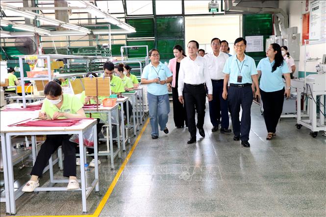 Đoàn công tác tham quan môi trường làm việc của công nhân Công ty TNHH MTV CY VINA. Ảnh: Thanh Hòa - TTXVN