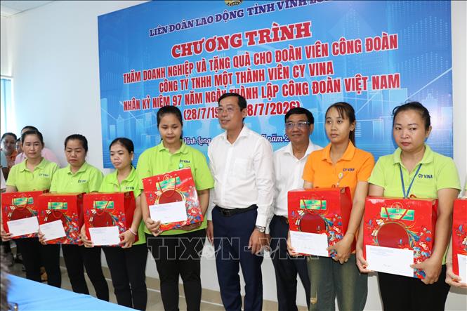 Đoàn công tác tặng quà cho công nhân Công ty TNHH MTV CY VINA. Ảnh: Thanh Hòa - TTXVN