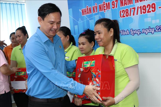 Chủ tịch Liên đoàn Lao động tỉnh Vĩnh Long Nguyễn Phúc Linh tặng quà cho công nhân Công ty TNHH MTV CY VINA. Ảnh: Thanh Hòa - TTXVN