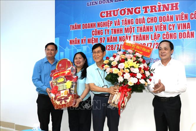 Đoàn công tác tặng hoa cho Ban lãnh đạo Công ty TNHH MTV CY VINA. Ảnh: Thanh Hòa - TTXVN