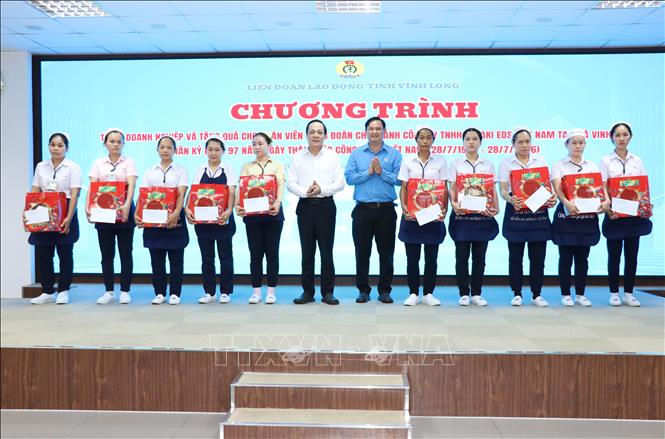 Đoàn công tác tặng quà cho công nhân Chi nhánh Công ty TNHH Yazaki EDS Việt Nam ở Trà Vinh. Ảnh: Thanh Hòa - TTXVN
