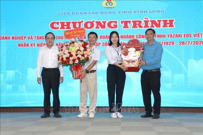 Đoàn công tác tặng hoa cho Ban lãnh đạo Chi nhánh Công ty TNHH Yazaki EDS Việt Nam ở Trà Vinh. Ảnh: Thanh Hòa - TTXVN