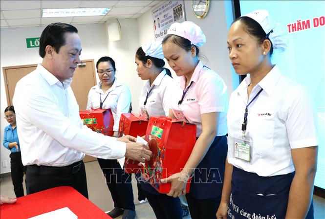 Phó Bí thư Tỉnh ủy Vĩnh Long Lâm Minh Đằng tặng quà cho công nhân Chi nhánh Công ty TNHH Yazaki EDS Việt Nam ở Trà Vinh. Ảnh: Thanh Hòa - TTXVN