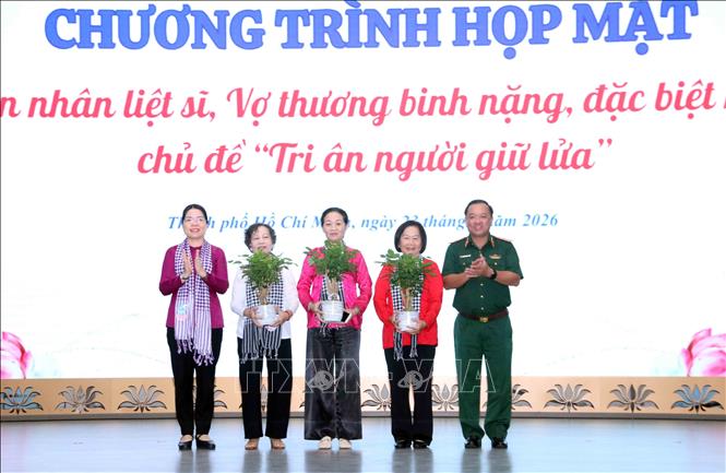 Lãnh đạo Bộ Tư lệnh Thành phố, Hội Liên hiệp Phụ nữ Thành phố tặng 