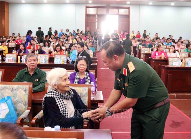 Thiếu tướng Nguyễn Thành Trung, Chính ủy Bộ Tư lệnh Thành phố Hồ Chí Minh, thăm hỏi sức khỏe các đại biểu dự chương trình. Ảnh: Xuân Khu-TTXVN