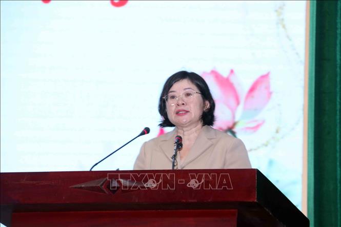 Bà Văn Thị Bạch Tuyết, Phó Bí thư Thành ủy Thành phố Hồ Chí Minh, xúc động tri ân các Mẹ Việt Nam Anh hùng các vợ liệt sĩ, vợ thương binh nặng, đặc biệt nặng. Ảnh: Xuân Khu-TTXVN