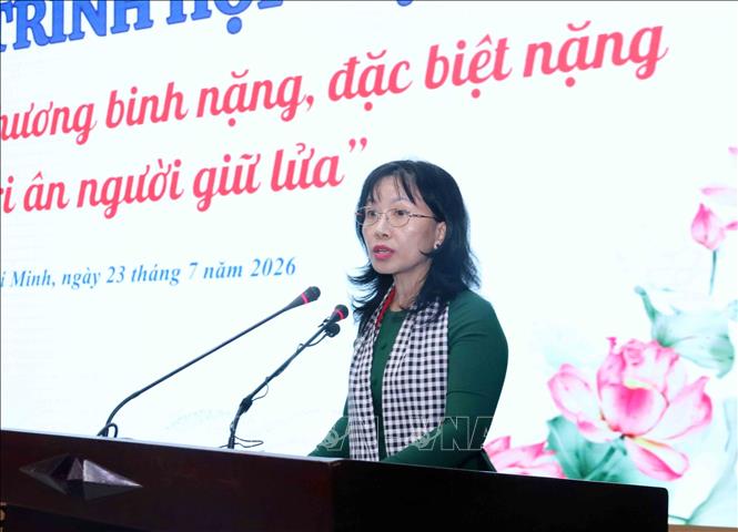 Bà Huỳnh Thị Thúy Phương, Phó Chủ tịch Hội Liên hiệp Phụ nữ Thành phố Hồ Chí Minh, tri ân các Mẹ Việt Nam Anh hùng các vợ liệt sĩ, vợ thương binh nặng, đặc biệt nặng. Ảnh: Xuân Khu-TTXVN