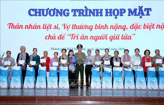 Thiếu tướng Tạ Văn Đẹp, Phó Giám đốc Công an TP Hồ Chí Minh cùng lãnh đạo Hội LHPN Thành phố tặng quà tri ân các Mẹ Việt Nam anh hùng, vợ Liệt sĩ, vợ thương binh nặng, đặc biệt nặng. Ảnh: Xuân Khu-TTXVN