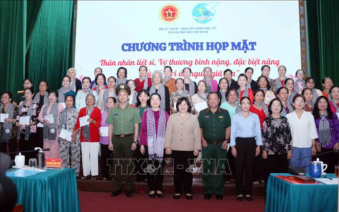Lãnh đạo Thành ủy, Hội Liên hiệp Phụ nữ Thành phố, Bộ Tư lệnh Thành phố Hồ Chí Minh, Công an Thành phố chụp ảnh lưu niệm cùng các đại biểu. Ảnh: Xuân Khu-TTXVN