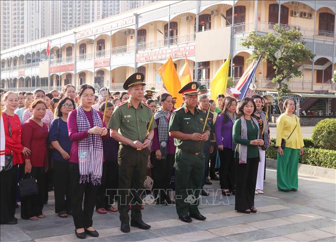 Lãnh đạo Hội Liên hiệp Phụ nữ Thành phố, Bộ Tư lệnh TP. Hồ Chí Minh, Công an Thành phố cùng các đại biểu dâng hương trước Tượng Chủ tịch Hồ Chí Minh trong khuôn viên Bộ Tư lệnh TP. Hồ Chí Minh. Ảnh: Xuân Khu-TTXVN