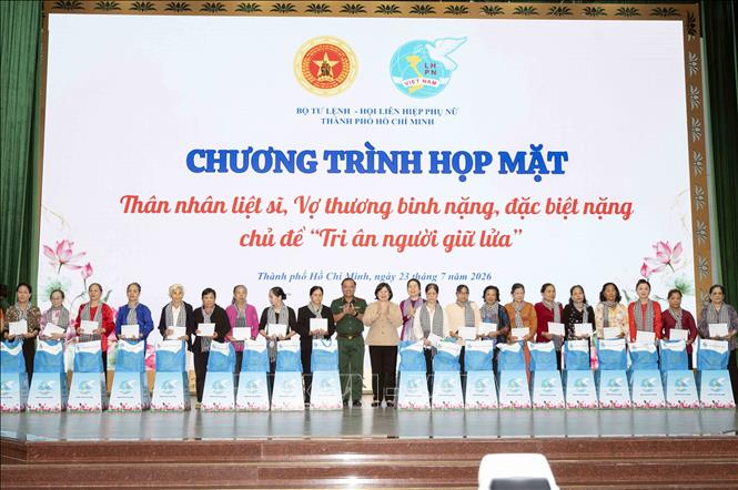 Tặng quà tri ân các Mẹ Việt Nam anh hùng, vợ liệt sĩ, vợ thương binh nặng, đặc biệt nặng. Ảnh: Xuân Khu-TTXVN