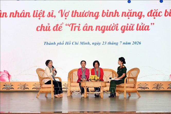 Chương trình giao lưu với các vợ liệt sĩ, vợ thương binh nặng, đặc biệt nặng tiêu biểu. Ảnh: Xuân Khu-TTXVN