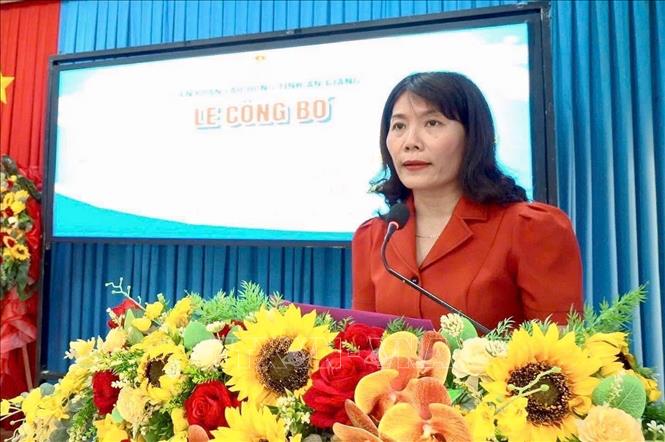 Bà Trần Thị Ngọc Diễm, Bí thư Đảng ủy phường Bình Đức, An Giang, phát biểu tại Hội nghị. Ảnh: Thanh Sang-TTXVN