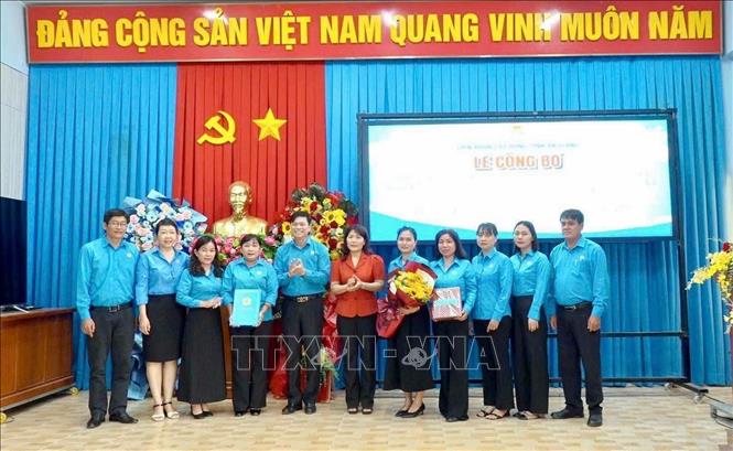 Lãnh đạo Liên đoàn Lao động tỉnh An Giang trao quyết định, hoa và quà cho Ban Chấp hành Công đoàn phường Bình Đức. Ảnh: Thanh Sang-TTXVN