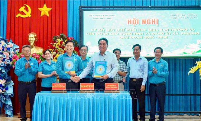 Ban Thường vụ Liên đoàn Lao động tỉnh An Giang ký kết quy chế phối hợp hoạt động với Đảng ủy Đảng ủy xã Bình Hoà. Ảnh: Thanh Sang-TTXVN