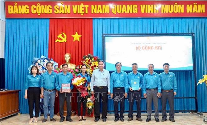Lãnh đạo Liên đoàn Lao động tỉnh An Giang trao quyết định, hoa và quà cho Ban Chấp hành Công đoàn xã Bình Hoà. Ảnh: Thanh Sang-TTXVN
