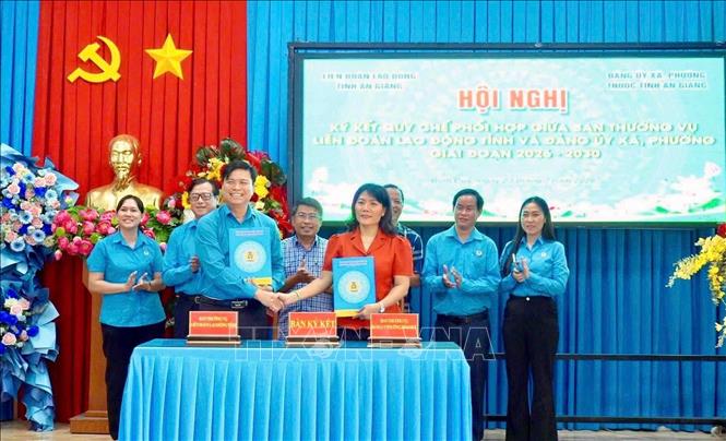 Ban Thường vụ Liên đoàn Lao động tỉnh An Giang ký kết quy chế phối hợp hoạt động với Đảng ủy Đảng ủy phường Bình Đức. Ảnh: Thanh Sang-TTXVN