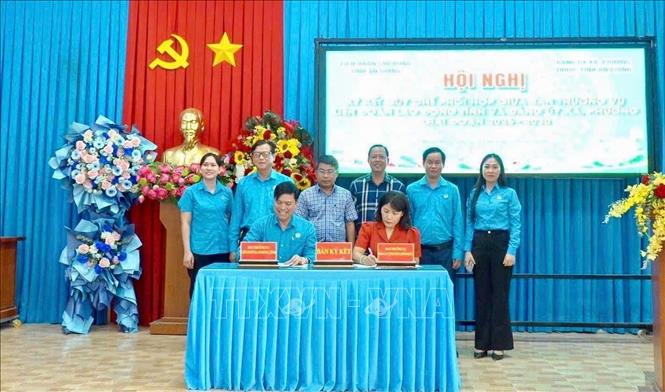 Ban Thường vụ Liên đoàn Lao động tỉnh An Giang ký kết quy chế phối hợp hoạt động với Đảng ủy Đảng ủy phường Bình Đức. Ảnh: Thanh Sang- TTXVN