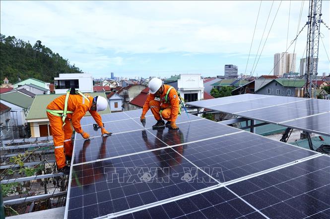 Hệ thống điện mặt trời mái nhà công suất gần 10 kWp kết hợp bộ lưu trữ năng lượng 16 kWh của gia đình ông Nguyễn Trọng Tú tại phường Trường Vinh (Nghệ An), góp phần phát triển nguồn điện phân tán theo tinh thần Nghị quyết số 70-NQ/TW. Ảnh: Huy Hùng - TTXVN