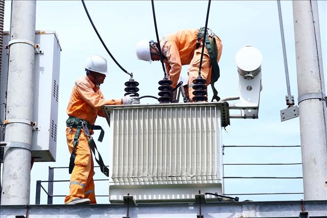 Công nhân Điện lực Nghi Lộc (PC Nghệ An) vệ sinh công nghiệp, xử lý khiếm khuyết tại trạm biến áp khu xử lý nước thải Khu công nghiệp WHA Nghệ An nhằm nâng cao độ tin cậy vận hành hệ thống điện. Ảnh: Huy Hùng - TTXVN