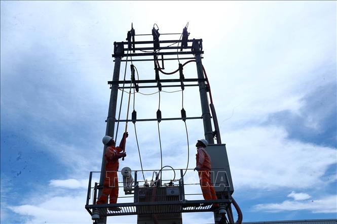 Công nhân Điện lực Nghi Lộc (PC Nghệ An) vệ sinh công nghiệp, xử lý khiếm khuyết tại trạm biến áp khu xử lý nước thải Khu công nghiệp WHA Nghệ An nhằm nâng cao độ tin cậy vận hành hệ thống điện. Ảnh: Huy Hùng - TTXVN