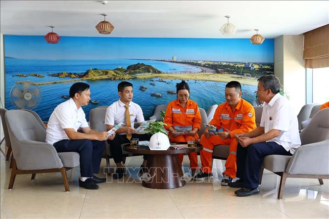 Điện lực Nghệ An hướng dẫn khách hàng tại Khu du lịch Cửa Lò thực hiện các thủ tục lắp đặt hệ thống điện mặt trời mái nhà, thúc đẩy sử dụng năng lượng sạch và tiết kiệm điện. Ảnh: Huy Hùng - TTXVN
