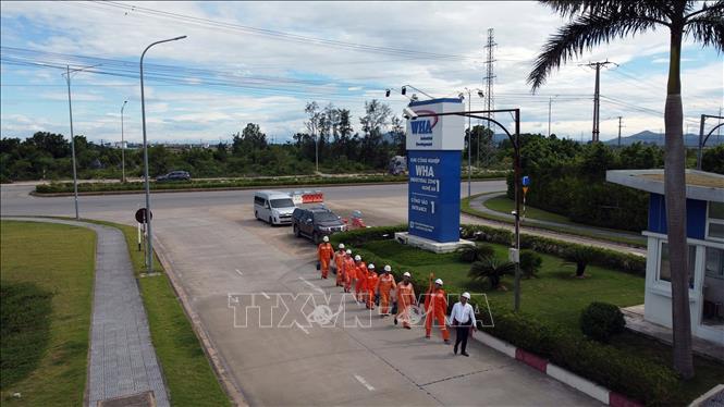 Công nhân Điện lực Nghi Lộc kiểm tra hạ tầng lưới điện tại Khu công nghiệp WHA Nghệ An, bảo đảm cung cấp điện an toàn, liên tục cho các doanh nghiệp FDI. Ảnh: Huy Hùng - TTXVN