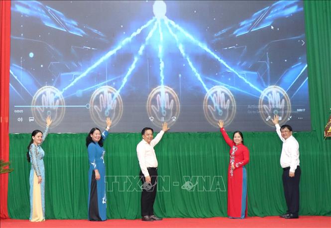 Đại biểu thực hiện nghi thức khởi động Đề án “Hỗ trợ phụ nữ khởi nghiệp giai đoạn 2026 - 2035” trên địa bàn tỉnh Vĩnh Long. Ảnh: Lê Thúy Hằng – TTXVN