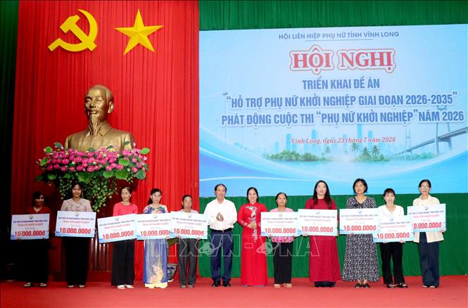 Trao vốn cho các hội viên, phụ nữ có mô hình phát triển sinh kế tiêu biểu. Ảnh: Lê Thúy Hằng – TTXVN