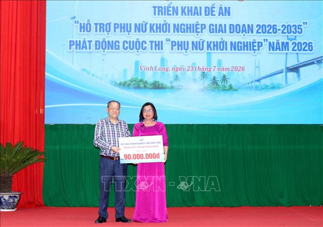 Trao vốn cho đại diện mô hình phát triển sinh kế tập thể tiêu biểu trong hội viên phụ nữ. Ảnh: Lê Thúy Hằng – TTXVN 