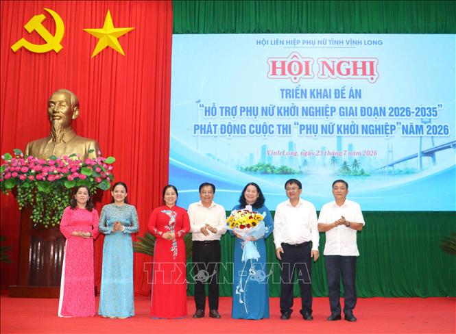 Các thành viên Ban điều hành Đề án “Hỗ trợ phụ nữ khởi nghiệp giai đoạn 2026 - 2035” trên địa bàn tỉnh Vĩnh Long ra mắt hội nghị. Ảnh: Lê Thúy Hằng – TTXVN 