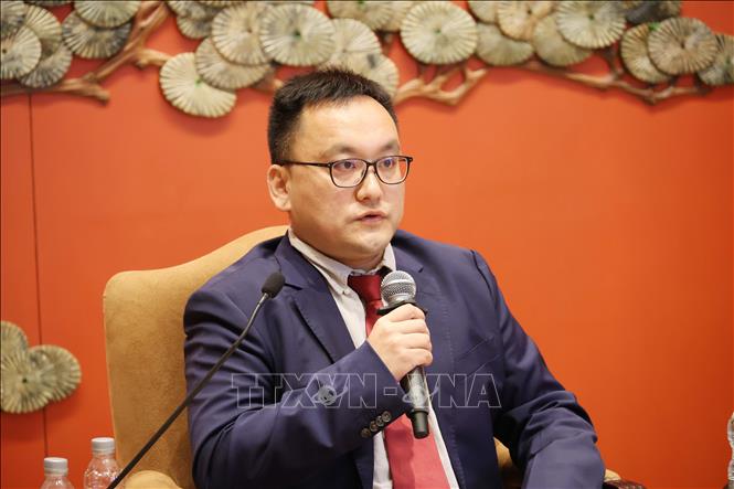 Giáo sư Trịnh Hoàn, Ban Nghiên cứu xây dựng Đảng trường Đảng Trung ương Trung Quốc trả lời câu hỏi của phóng viên TTXVN tại Bắc Kinh về quan hệ giữa hai Đảng Cộng sản Việt Nam và Trung Quốc hiện nay. Ảnh: Công Tuyên - PV TTXVN tại Trung Quốc