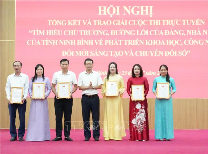 Ban tổ chức trao Giấy chứng nhận cho các tập thể và cá nhân đoạt giải cuộc thi. Ảnh: Hải Yến - TTXVN