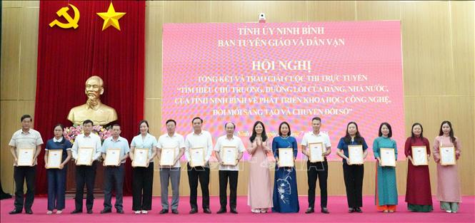Ban tổ chức trao Giấy chứng nhận cho các tập thể và cá nhân đoạt giải cuộc thi. Ảnh: Hải Yến - TTXVN