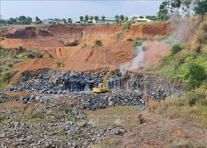 Khai thác đá tại mỏ đá bazan thôn Bù Đốp, xã Kiến Đức, tỉnh Lâm Đồng. Ảnh tư liệu: Hưng Thịnh – TTXVN