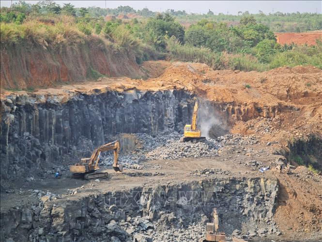 Khai thác đá tại mỏ đá bazan thôn Bù Đốp, xã Kiến Đức, tỉnh Lâm Đồng. Ảnh tư liệu: Hưng Thịnh – TTXVN