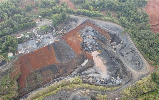Khai thác, chế biến đá bazan làm vật liệu xây dựng tại mỏ đá của Công ty TNHH Xây dựng Phương Nam. Ảnh: Hưng Thịnh – TTXVN