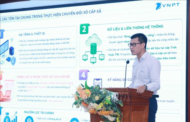Ông Nguyễn Văn Minh, Chuyên gia tư vấn chuyển đổi số, VNPT trình bày tham luận “Thúc đẩy chuyển đổi số toàn diện cấp xã: Bộ giải pháp, kinh nghiệm triển khai thực tế từ VNPT” tại Hội thảo. Ảnh: Anh Tuấn – TTXVN