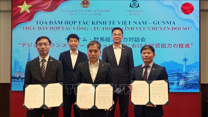 Trao biên bản ghi nhớ hợp tác giữa Tổ chức Hỗ trợ Công nghiệp tỉnh Gunma với Đại học FPT và FPT Japan Holdings. Ảnh: Xuân Giao - PV TTXVN tại Nhật Bản