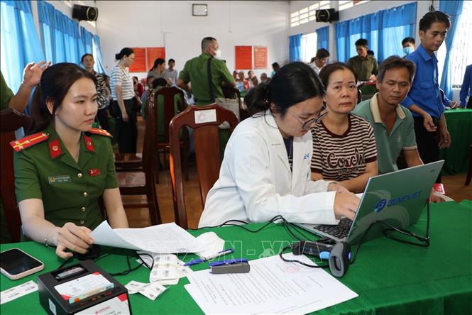 Lực lượng chuyên môn tiến hành các bước phục vụ lấy mẫu sinh phẩm thân nhân liệt sĩ. Ảnh: Hồng Thái - TTXVN