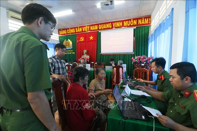 Các lực lượng quyết tâm thực hiện tốt công tác xác định danh tính liệt sĩ. Ảnh: Hồng Thái - TTXVN