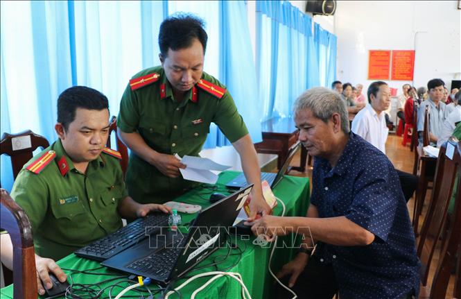 Lực lượng công an thu thập thông tin phục vụ công tác lấy mẫu sinh phẩm thân nhân liệt sĩ. Ảnh: Hồng Thái - TTXVN
