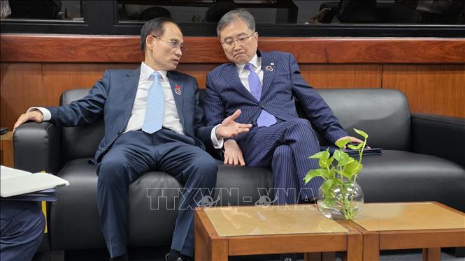 Bộ trưởng Ngoại giao Lê Hoài Trung trao đổi với Bộ trưởng Ngoại giao Hàn Quốc Cho Hyun. Ảnh: Việt Dũng - Pv TTXVN tại Philippines 