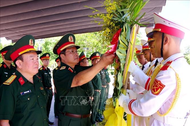 Thiếu tướng Ngô Nam Cường, Phó Tư lệnh Quân khu 4 cùng Đoàn công tác dâng hương, dâng hoa tưởng niệm các Anh hùng liệt sĩ tại Khu Di tích quốc gia đặc biệt Thành cổ Quảng Trị. Ảnh: TTXVN phát