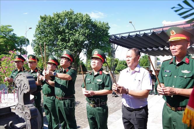 Đoàn công tác Quân khu 4 dâng hương, dâng hoa tưởng niệm các Anh hùng liệt sĩ tại Nghĩa trang Liệt sĩ Vĩnh Linh (tỉnh Quảng Trị). Ảnh: TTXVN phát